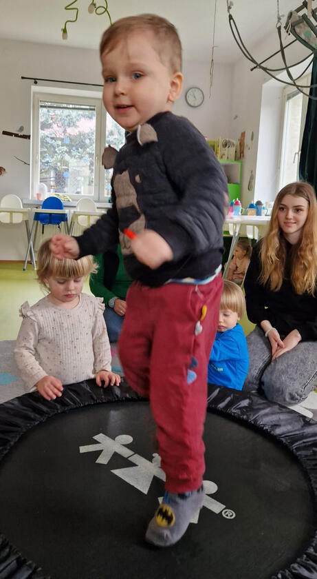 Untitled Chłopiec skacze na trampolinie na sali w żłobku Mariposa